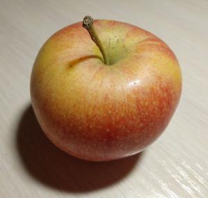 Яблоко сорта Гала