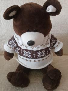 Плюшевый медведь в свитере с зимним орнаментом