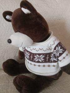 Плюшевый медведь в свитере с зимним орнаментом - фото 2